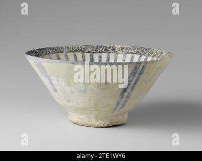 Bowl with pseudo-inscription and stripes, anonymous, c. 1200 - c. 1299 Come from quartz fritry, painted with stripes in blue under transparent alarm laze and with an edge of black-engraved pseudo-script. Iran earthenware. glaze. cobalt (mineral) painting / engraving / vitrification Come from quartz fritry, painted with stripes in blue under transparent alarm laze and with an edge of black-engraved pseudo-script. Iran earthenware. glaze. cobalt (mineral) painting / engraving / vitrification Stock Photo