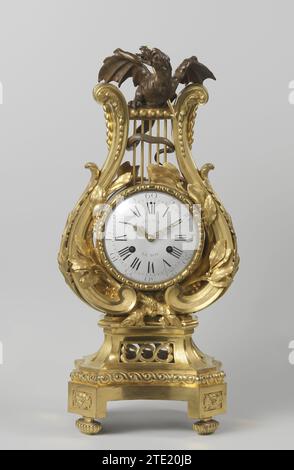 Mantel clock, anonymous, c. 1768 Lier -shaped pendulum of gilded and patinated bronze. Paris bronze (metal). gilding (material). gilding Lier -shaped pendulum of gilded and patinated bronze. Paris bronze (metal). gilding (material). gilding Stock Photo