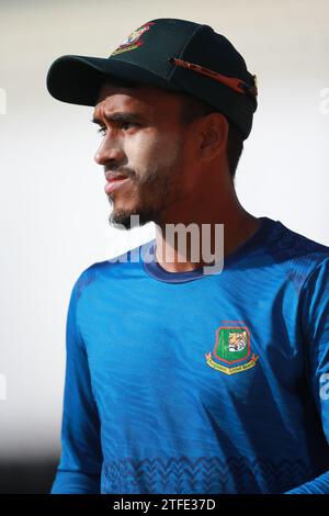 New Zealand test cricketer Glenn Phillips possess for photographs along ...