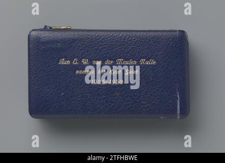 Sewing box of blue artificial leather stating "to L.W. van der Meulen Nulle on behalf of the Salet Salet Side 1925-1950", Anonymous, 1950 Sewing box of wood, completely covered with blue artificial leather. Rectangular model with metal push button to open the lid, at the rear with two metal hinges. On the lid it says with gold-colored letters: "To L.W. van der Meulen Nulle on behalf of the Salet 1925-1950 side". On a blue velvet bottom there is a gilded thimble in a cavity. In four blue velvet loops, a prime, a crochet hook, one? And a scissor, all of silver. Thimble with engraved text "Heemsk Stock Photo
