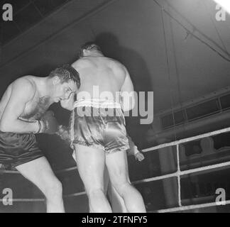 Boxing in the Riverahal in Rotterdam, Wim Snoek against the German Al Duchsa (l) ca. April 13, 1964 Stock Photo