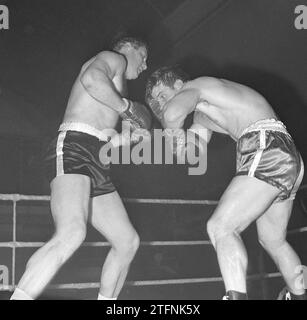 Boxing in the Riverahal in Rotterdam, Wim Snoek against the German Al Duchsa (l) ca. April 13, 1964 Stock Photo