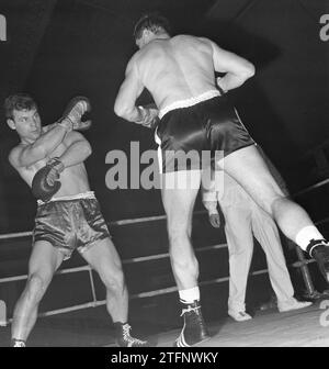 Boxing in the Riverahal in Rotterdam, Wim Snoek against the German Al Duchsa (l) ca. April 13, 1964 Stock Photo