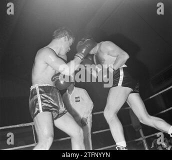 Boxing in the Riverahal in Rotterdam, Wim Snoek against the German Al Duchsa (l) ca. April 13, 1964 Stock Photo