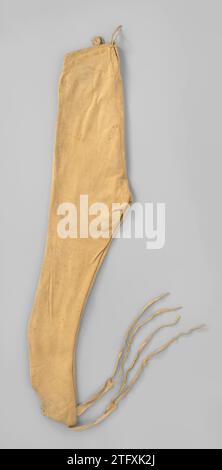 Ankle -length pants of natural -colored suede with front closure with three legs of buttons, football tires, waistband with four loops and bow laces at the bottom of the pipe and at the back of waist, anonymous, c. 1820 Ankle -long pants of natural suede. Model: Closure in the middle by means of three knots of leg. Wide, set waistband with Spie in the middle of the back, which is closed with two suede laces. Closure at the ankles by means of a lace of leather that is collected by an opening next to the side seam. At the top of the waistband, four loops are sewn with eyes; Probably for attachin Stock Photo
