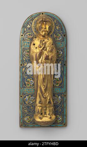 Altar fragment with representation of Petrus, Anonymous, c. 1190 - c. 1200 Altar fragment with a performance by Peter. The copper, rectangular plaque is hemisphere at the top. This is decorated with leaf vessels from enamel Champlevé in the colors white, yellow, green, blue and red. Halfway through his two ties with pseudo-chatic writing. On the plaque, the driven, standing figure of Peter sounds, which can be seen directly from the front. In his left hand he holds a key, he holds the right hand in a gesture in front of his chest. Peter's head in dented in. Limoges copper (metal). gilding (mat Stock Photo