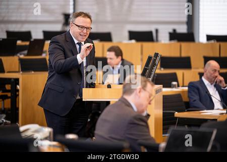 125. PLENARSITZUNG IM THÜRINGER LANDTAG 20/12/2023 - Erfurt: Dr. Mario Voigt CDU im Plenum. Die 125. Plenarsitzung des Thüringer Landtags zum Landeshaushalt 2024 am 20. Dezember 2023. /                   *** 125 PLENARY SESSION IN THE THURINGIAN STATE PARLIAMENT 20 12 2023 Erfurt Dr Mario Voigt CDU in plenary The 125th plenary session of the Thuringian State Parliament on the 2024 state budget on 20 December 2023 Stock Photo