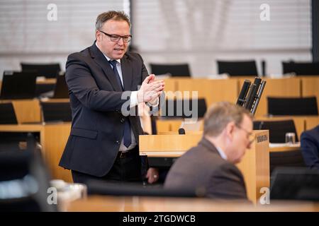 125. PLENARSITZUNG IM THÜRINGER LANDTAG 20/12/2023 - Erfurt: Dr. Mario Voigt CDU im Plenum. Die 125. Plenarsitzung des Thüringer Landtags zum Landeshaushalt 2024 am 20. Dezember 2023. /                   *** 125 PLENARY SESSION IN THE THURINGIAN STATE PARLIAMENT 20 12 2023 Erfurt Dr Mario Voigt CDU in plenary The 125th plenary session of the Thuringian State Parliament on the 2024 state budget on 20 December 2023 Stock Photo