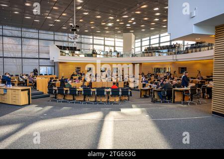 125. PLENARSITZUNG IM THÜRINGER LANDTAG 20/12/2023 - Erfurt: Blick ins Plenum. Die 125. Plenarsitzung des Thüringer Landtags zum Landeshaushalt 2024 am 20. Dezember 2023. /                   *** 125 PLENARY SESSION IN THE THURINGIAN STATE PARLIAMENT 20 12 2023 Erfurt View of the plenary session The 125th plenary session of the Thuringian State Parliament on the 2024 state budget on December 20, 2023 Stock Photo