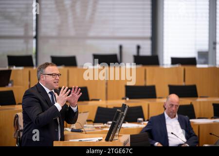 125. PLENARSITZUNG IM THÜRINGER LANDTAG 20/12/2023 - Erfurt: Dr. Mario Voigt CDU im Plenum. Die 125. Plenarsitzung des Thüringer Landtags zum Landeshaushalt 2024 am 20. Dezember 2023. /                   *** 125 PLENARY SESSION IN THE THURINGIAN STATE PARLIAMENT 20 12 2023 Erfurt Dr Mario Voigt CDU in plenary The 125th plenary session of the Thuringian State Parliament on the 2024 state budget on 20 December 2023 Stock Photo