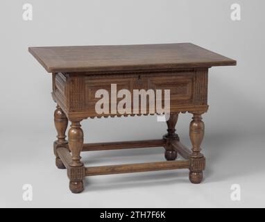 Payed table, anonymous, c. 1600 - c. 1650 Payed table of oak. The legs with vase -shaped sections are connected to the houses at the bottom by profiled sports. The box -shaped upper is wearing flat cushion panels. The front line is decorated on the corner styles and in the middle of the two panels with a pattern of cannelures; A braid tape motif has been applied above and on the panels. At the bottom of the rules is a toothlist. Northern Netherlands wood (plant material). oak (wood) Payed table of oak. The legs with vase -shaped sections are connected to the houses at the bottom by profiled sp Stock Photo