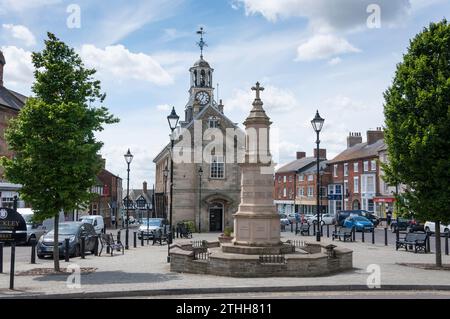 War memorial and Georgian Town Hall, Market Place, Brackley, Northamptonshire, England, United Kingdom Stock Photo