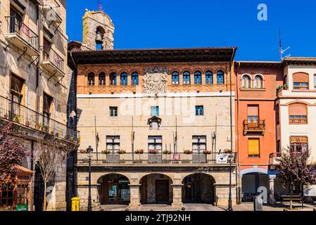 Town hall building with large coat of arms on the facade. Plaza de los Fueros, Orduña, Vizcaya, País Vasco, Spain, Europe Stock Photo