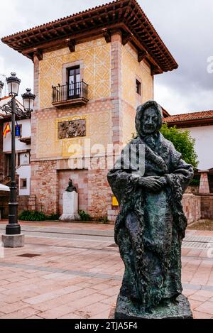Old Asturian woman with shawl. Sculptor Sebastian Miranda. Copy made after the death of the artist, enlarged reproduction of the original. In the back Stock Photo