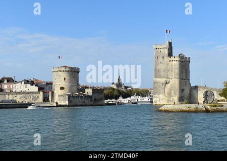 tour de la Chaîne et tour Saint-Nicolas à la Rochelle Stock Photo