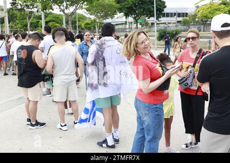 Rio De Janeiro, Brazil. 20th Dec, 2023. Fans are gathering before the opening of the Ivete 3.0 show in celebration of the 30 years of singer Ivete Sangalo's career at Maracana Stadium in Rio de Janeiro, Brazil, on December 20, 2023. (Photo by Leco Viana/Thenews2/NurPhoto) Credit: NurPhoto SRL/Alamy Live News Stock Photo