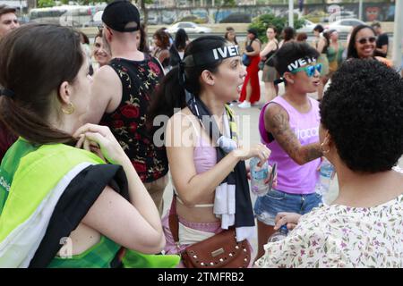 Rio De Janeiro, Brazil. 20th Dec, 2023. Fans are gathering before the opening of the Ivete 3.0 show in celebration of the 30 years of singer Ivete Sangalo's career at Maracana Stadium in Rio de Janeiro, Brazil, on December 20, 2023. (Photo by Leco Viana/Thenews2/NurPhoto) Credit: NurPhoto SRL/Alamy Live News Stock Photo