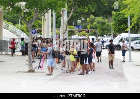 Rio De Janeiro, Brazil. 20th Dec, 2023. Fans are gathering before the opening of the Ivete 3.0 show in celebration of the 30 years of singer Ivete Sangalo's career at Maracana Stadium in Rio de Janeiro, Brazil, on December 20, 2023. (Photo by Leco Viana/Thenews2/NurPhoto) Credit: NurPhoto SRL/Alamy Live News Stock Photo