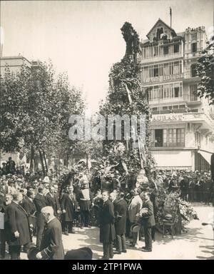 09/08/1919. Barcelona. Rafael Casanova's Anniversary. The town hall placing a wreath on the statue of the 'Conseller en Cap'. Credit: Album / Archivo ABC / Josep Brangulí Stock Photo