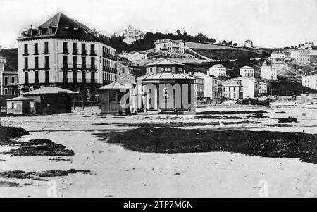 San Sebastián, 1870 (CA.). Playa de la Concha, with the London Hotel.-Postcard.-Abba Hotel in London built in 1870. Credit: Album / Archivo ABC Stock Photo