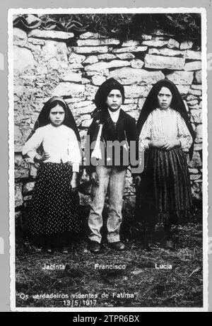 Fatima (Portugal), 05/13/1917. Sister Lucia with her cousins Jacinta and Francisco. Credit: Album / Archivo ABC Stock Photo