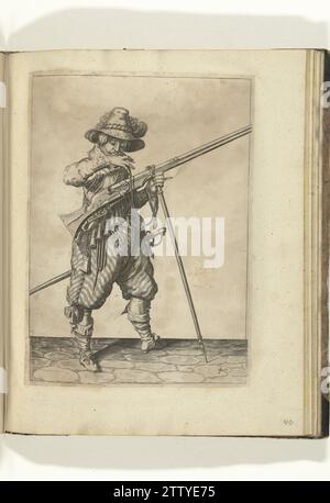 Soldier on watch with a musket who brings his wick to his mouth to blow him clean (no. 40), ca. 1600, 1597 - 1608 A soldier on watch, to the right, to the right, who holds a musket (a certain type of firearm) with his left hand at the fork of the Furket (musket fork) on which the loop supports (no. 40), ca. 1600. With His right hand he brings a burning wick to his mouth to blow him clean. Plate 40 in the instructions for handling the musket: Shorte Instruction for the Figures, So Much Concerneth the Right use of Muskett. Part of the illustrations in an English edition of J. de Gheyns Weapons H Stock Photo