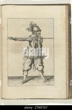 Soldier who wears his skewers with both hands horizontally at shoulder height (no. 19), ca. 1600, 1597 - 1608 A soldier, who wears a skewer (lance) with both hands horizontally at shoulder height (no. 19), ca. 1600. Plate 19 in the instructions for handling the Spies: Enseigement Letter; he Succint sur les Portraitz Figurez, Touchant l'Usage, the tout ce qu'un soldat doibt faire au maniement de la pique. Part of the illustrations in a French edition of J. de Gheyns Wapenhandelhe: J. de Gheyn, Maniement d'Armes, d'Arquebuses, Mousquetz et Piques: and conformité de l'Ordre de Mour le Prince Maur Stock Photo