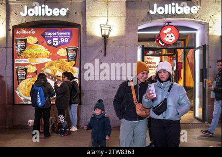 Madrid, Spain. 9th Dec, 2023. People are seen outside the Filipino multinational chain of fast food Jollibee restaurant in Madrid. (Credit Image: © Xavi Lopez/SOPA Images via ZUMA Press Wire) EDITORIAL USAGE ONLY! Not for Commercial USAGE! Stock Photo