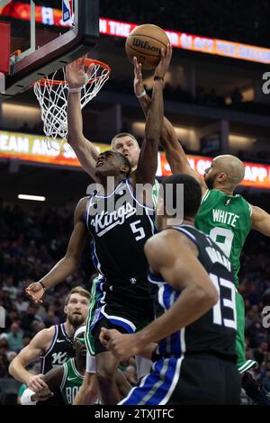 Sacramento, CA, USA. 20th Dec, 2023. Boston Celtics center Kristaps Porzingis (8) and guard Derrick White (9) block Sacramento Kings guard De'Aaron Fox (5) shot during an NBA game at Golden 1 Center on Wednesday, Dec. 20, 2023. (Credit Image: © Paul Kitagaki Jr./ZUMA Press Wire) EDITORIAL USAGE ONLY! Not for Commercial USAGE! Stock Photo