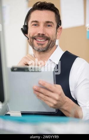 Businessman take note on clipboard Stock Photo - Alamy