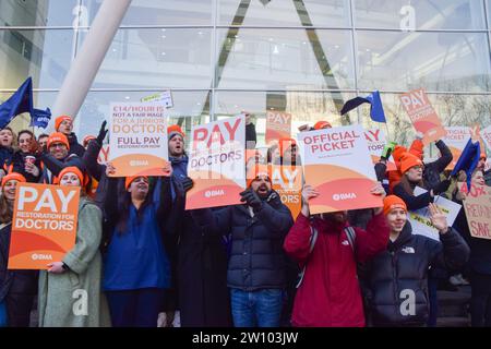 London, UK. 20th December 2023. British Medical Association (BMA) picket outside University College Hospital as junior doctors stage a fresh round of strikes over pay. Credit: Vuk Valcic/Alamy Live News Stock Photo