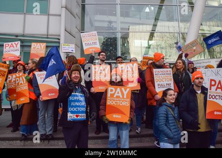 London, UK. 20th December 2023. British Medical Association (BMA) picket outside University College Hospital as junior doctors stage a fresh round of strikes over pay. Credit: Vuk Valcic/Alamy Live News Stock Photo