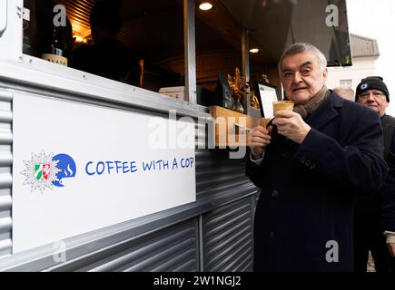 NRW Innenminister Herbert Reul Coffee with a cop - Die Polizei lädt ein NRW Innenminister Herbert Reul in Moers. Das Format des NRW-Innenministeriums Coffee with a Cop Kaffee mit einem Polizisten macht an verschiedenen Orten in ganz NRW Halt. Bürgerinnen und Bürger können in entspannter Atmosphäre mit der Polizei ins Gespräch kommen. Moers Deutschland Nordrhein-Westfalen / NRW *** NRW Minister of the Interior Herbert Reul Coffee with a cop The police invite you NRW Minister of the Interior Herbert Reul in Moers The format of the NRW Ministry of the Interior Coffee with a Cop Coffee with a poli Stock Photo