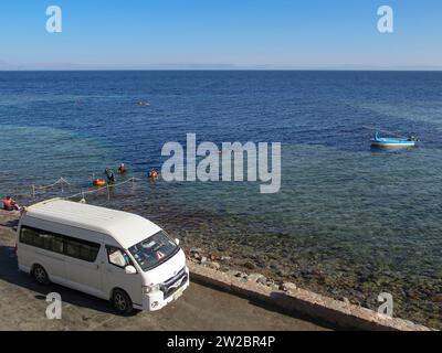 Minibus am Tauchplatz Blue Hole, Golf von Akaba, Rotes Meer, Dahab, Sinai, Ägypten Stock Photo