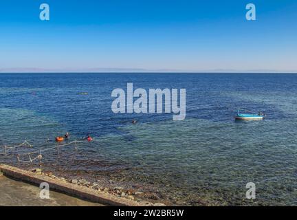 Boot am Tauchplatz Blue Hole, Golf von Akaba, Rotes Meer, Dahab, Sinai, Ägypten Stock Photo