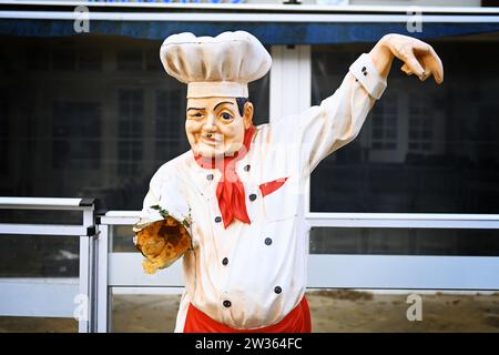 Derangierte Figur eines Kochs vor einem Restaurant, in der Gastronomie wird die Umsatzsteuer auf Speisen wieder auf 19% angehoben Stock Photo