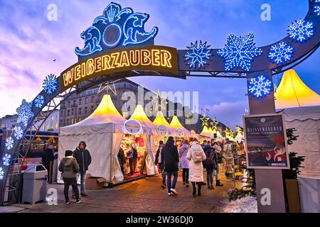 Weihnachtsmarkt Weißerzauber auf dem Jungfernstieg in Hamburg, Deutschland, Europa Stock Photo