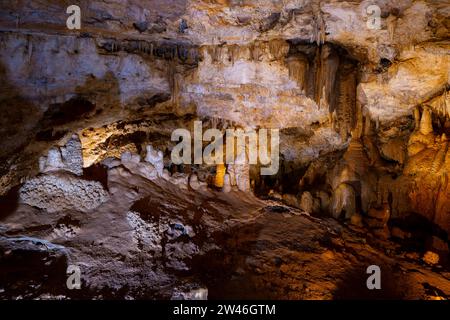 Stalagmiten, Stalagtiten, Kalkablagerungen, Lipa Höhle, Lipska pecina, Cetinje, Montenegro Stock Photo