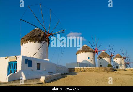 Die Windmühlen auf der Insel Mykonos, Griechenland, Kykladen, Ägäis, Stock Photo