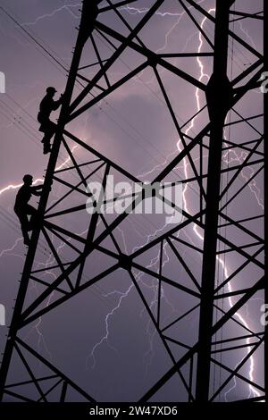 Elektriker reparieren Stromleitung am Strommast, Blitzeinschlag, Stock Photo