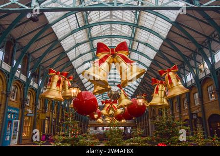 London, UK. 21st December 2023. Christmas decorations at Covent Garden Market. Credit: Vuk Valcic/Alamy Live News Stock Photo