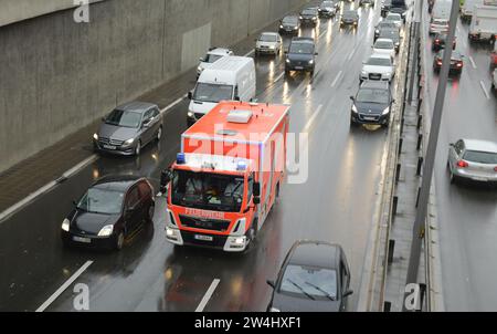 Rettungsgasse, Feuerwehr, Verkehr, Stadtautobahn A 100, Wilmersdorf, Berlin, Deutschland Stock Photo