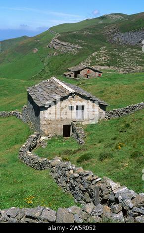 Pas Valley in direction to Puerto de las Estacas de Trueba. Stone cottages. Cantabria, Spain. Stock Photo