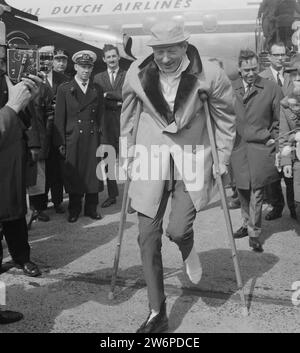 Danny Kaye in the Netherlands for a performance, arriving at Schiphol ca. April 29, 1964 Stock Photo