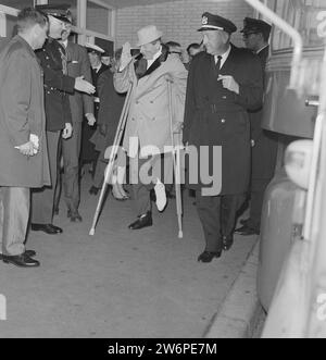 Danny Kaye in the Netherlands for a performance, arriving at Schiphol ca. April 29, 1964 Stock Photo