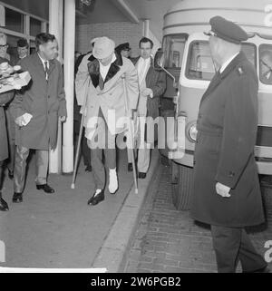 Danny Kaye in the Netherlands for a performance, arriving at Schiphol ca. April 29, 1964 Stock Photo