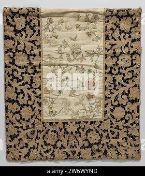 Wall rug with a border mixed side around Chinese embroidery on silk, anonymous, c. 1700 - c. 1724 Wall rug with a border mixed side - Venetian ribbon side - around a rectangular piece of natural -colored silk with Chinese embroidery. The edge of lace is placed on a background of heavy, dark blue velor against which the symmetrical pattern protrudes from volutes with flowers. The contours of the motifs are made with woven ribbons with various needle -sided soils in between. The motifs are connected to each other with picoted bars (needle side). Along the inner edge the side is finished with a b Stock Photo