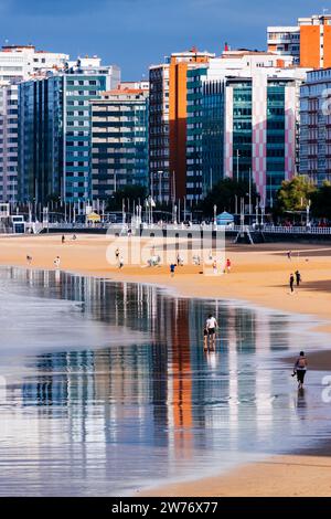 San Lorenzo beach in the afternoon and at high tide. Gijón, Principality of Asturias, Spain, Europe Stock Photo