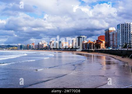 San Lorenzo beach in the afternoon and at high tide. Gijón, Principality of Asturias, Spain, Europe Stock Photo