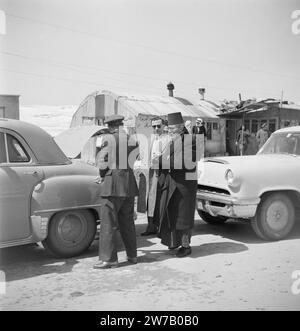 Cars and customs officers at the Syria-Lebanon border post ca. 1950-1955 Stock Photo